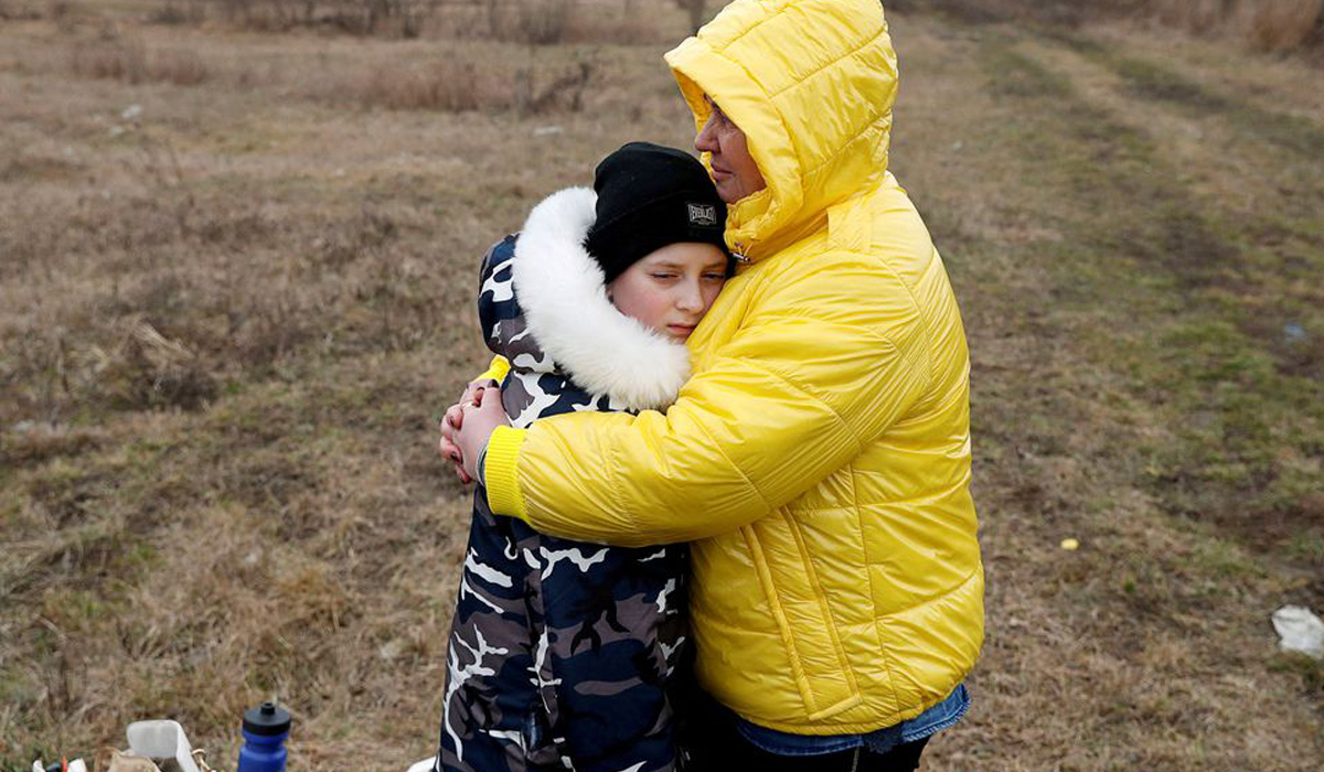 At the Ukrainian border, a mother brings a stranger's children to safety